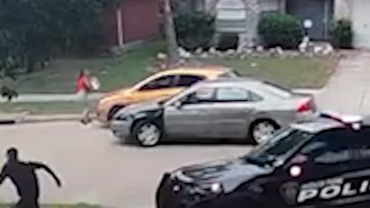DoorDash driver completes food delivery after being struck by fleeing suspect, video shows
